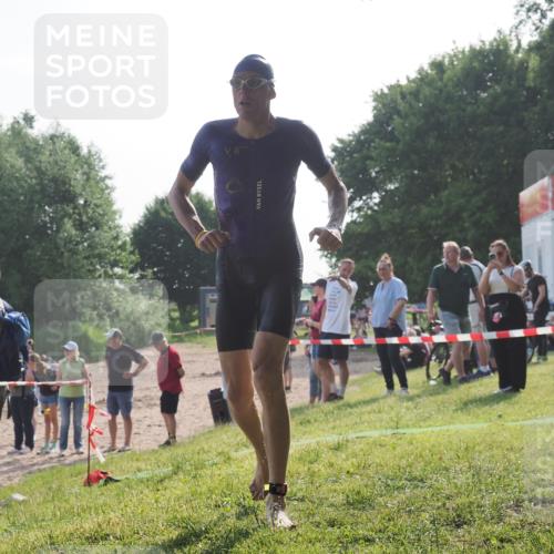 15.06.2025 - 27. Vierlanden-Triathlon KatJ http://msf.ph/oto/7981603 15.06.2025 08:46:12 Schwimmen 134, 152, 194 meine-sportfotos.de