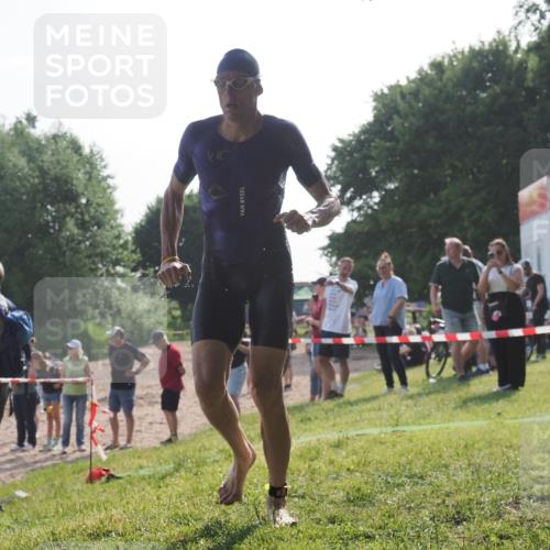15.06.2025 - 27. Vierlanden-Triathlon KatJ http://msf.ph/oto/7981610 15.06.2025 08:46:12 Schwimmen 134, 152, 194 meine-sportfotos.de
