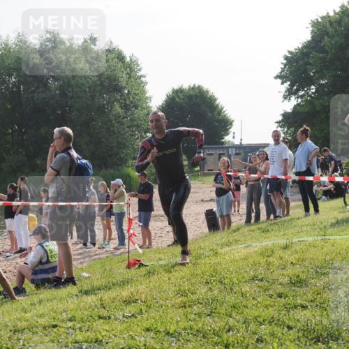 15.06.2025 - 27. Vierlanden-Triathlon KatJ http://msf.ph/oto/7981649 15.06.2025 08:46:45 Schwimmen 161 meine-sportfotos.de