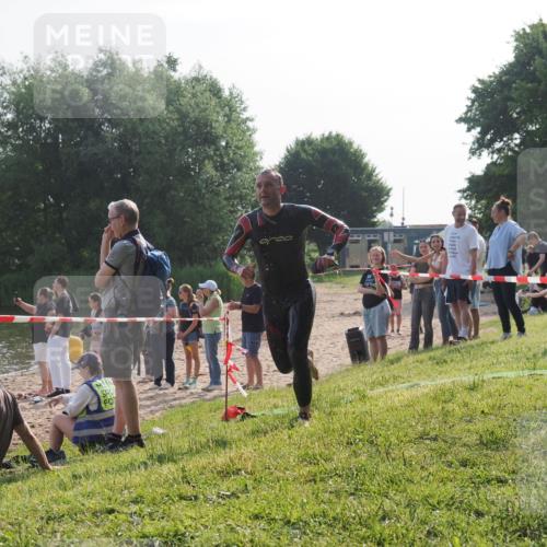 15.06.2025 - 27. Vierlanden-Triathlon KatJ http://msf.ph/oto/7981656 15.06.2025 08:46:45 Schwimmen 161 meine-sportfotos.de