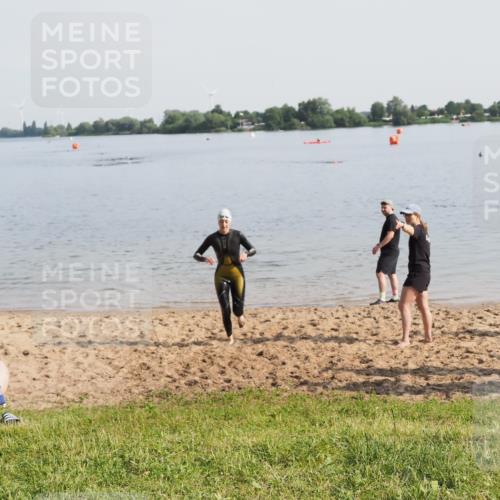 21.06.2025 - 27. Vierlanden-Triathlon MichiJ http://msf.ph/oto/7981661 15.06.2026 09:03:20 Schwimmen 220 meine-sportfotos.de