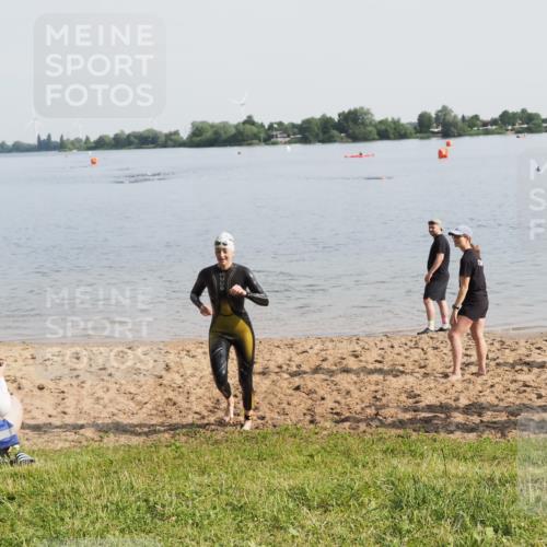21.06.2025 - 27. Vierlanden-Triathlon MichiJ http://msf.ph/oto/7981711 15.06.2026 09:03:21 Schwimmen 220 meine-sportfotos.de
