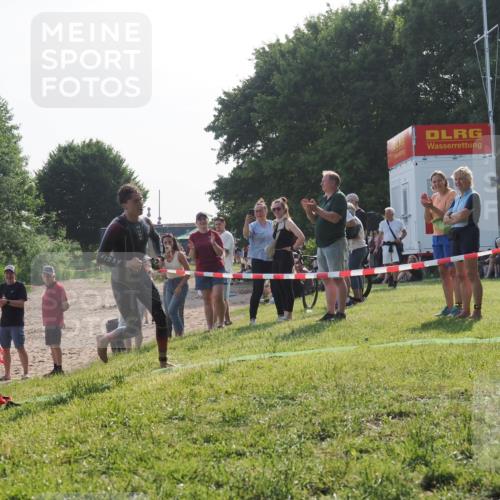 15.06.2025 - 27. Vierlanden-Triathlon KatJ http://msf.ph/oto/7981741 15.06.2025 08:47:37 Schwimmen 48 meine-sportfotos.de