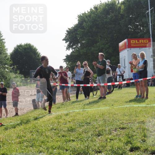 15.06.2025 - 27. Vierlanden-Triathlon KatJ http://msf.ph/oto/7981751 15.06.2025 08:47:37 Schwimmen 48 meine-sportfotos.de