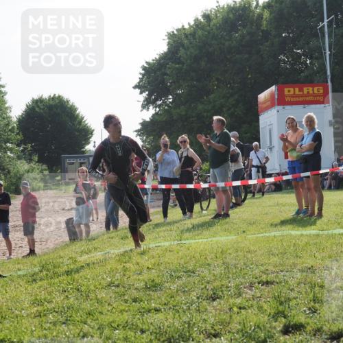 15.06.2025 - 27. Vierlanden-Triathlon KatJ http://msf.ph/oto/7981771 15.06.2025 08:47:37 Schwimmen 48 meine-sportfotos.de