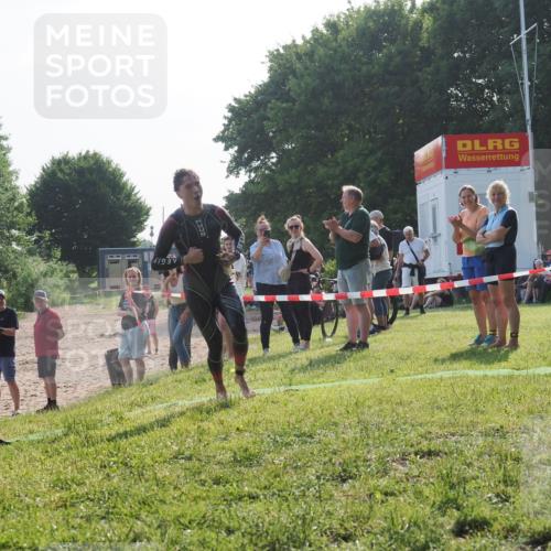 15.06.2025 - 27. Vierlanden-Triathlon KatJ http://msf.ph/oto/7981779 15.06.2025 08:47:37 Schwimmen 48 meine-sportfotos.de