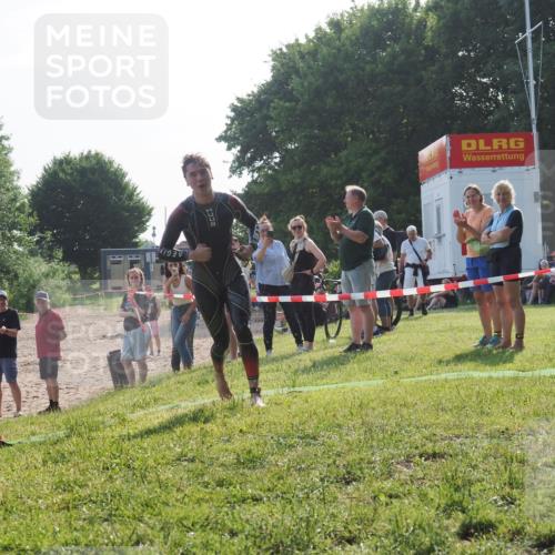15.06.2025 - 27. Vierlanden-Triathlon KatJ http://msf.ph/oto/7981784 15.06.2025 08:47:37 Schwimmen 48 meine-sportfotos.de