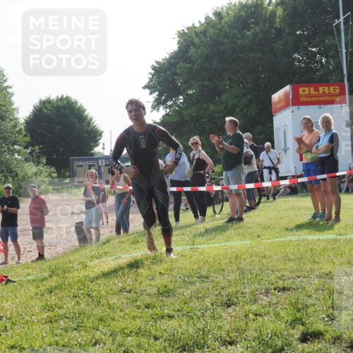 15.06.2025 - 27. Vierlanden-Triathlon KatJ http://msf.ph/oto/7981793 15.06.2025 08:47:38 Schwimmen 48 meine-sportfotos.de