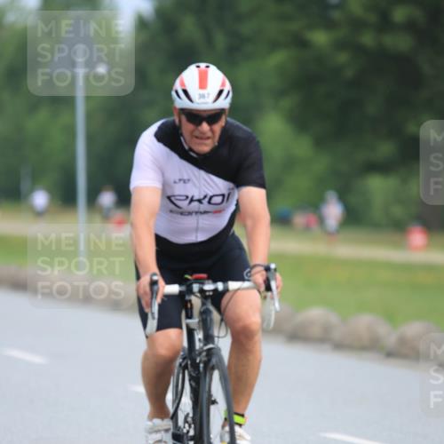15.06.2025 - 27. Vierlanden-Triathlon H.Heesch http://msf.ph/oto/7981818 15.06.2025 10:49:43 Radfahren 4, 232, 367, 407, 613 meine-sportfotos.de