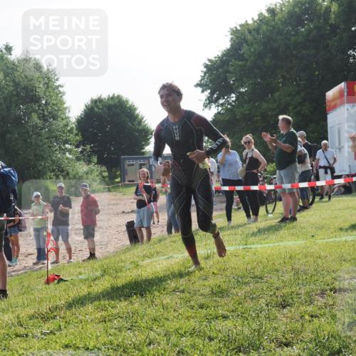15.06.2025 - 27. Vierlanden-Triathlon KatJ http://msf.ph/oto/7981819 15.06.2025 08:47:38 Schwimmen 48 meine-sportfotos.de