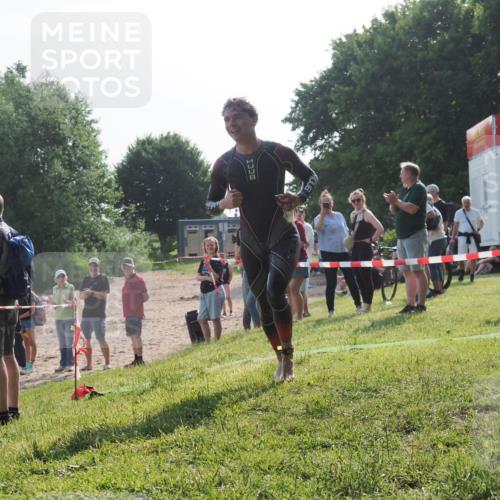 15.06.2025 - 27. Vierlanden-Triathlon KatJ http://msf.ph/oto/7981830 15.06.2025 08:47:38 Schwimmen 48 meine-sportfotos.de