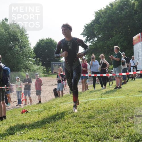 15.06.2025 - 27. Vierlanden-Triathlon KatJ http://msf.ph/oto/7981842 15.06.2025 08:47:38 Schwimmen 48 meine-sportfotos.de