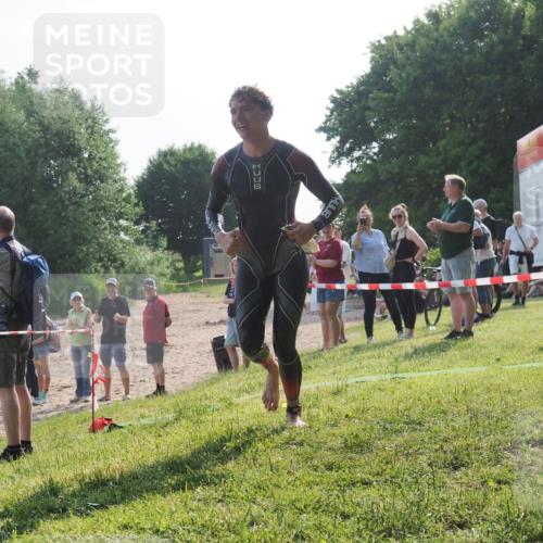 15.06.2025 - 27. Vierlanden-Triathlon KatJ http://msf.ph/oto/7981855 15.06.2025 08:47:38 Schwimmen 48 meine-sportfotos.de
