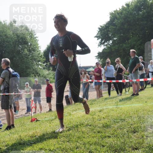 15.06.2025 - 27. Vierlanden-Triathlon KatJ http://msf.ph/oto/7981867 15.06.2025 08:47:39 Schwimmen 48 meine-sportfotos.de