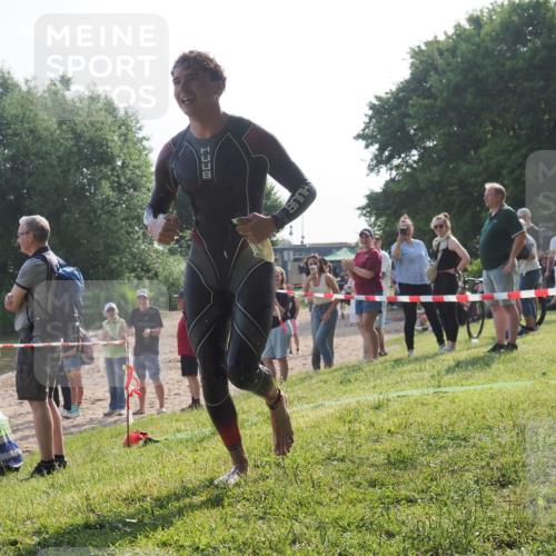 15.06.2025 - 27. Vierlanden-Triathlon KatJ http://msf.ph/oto/7981878 15.06.2025 08:47:39 Schwimmen 48 meine-sportfotos.de