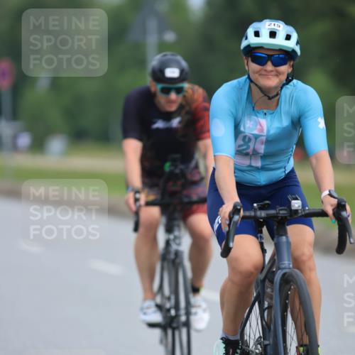 15.06.2025 - 27. Vierlanden-Triathlon H.Heesch http://msf.ph/oto/7981894 15.06.2025 10:50:00 Radfahren 39, 54, 150, 215, 225, 250, 423 meine-sportfotos.de