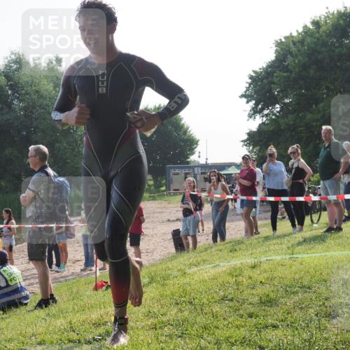 15.06.2025 - 27. Vierlanden-Triathlon KatJ http://msf.ph/oto/7981901 15.06.2025 08:47:39 Schwimmen 48 meine-sportfotos.de