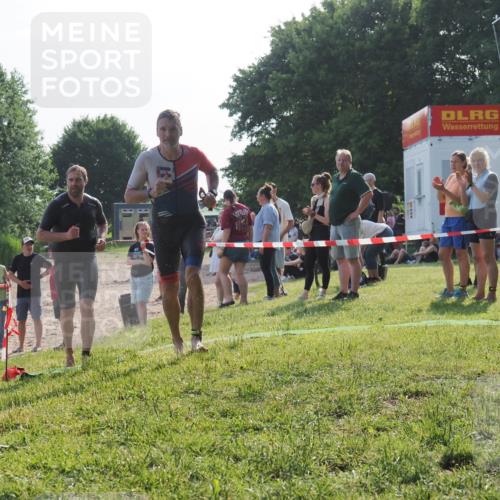 15.06.2025 - 27. Vierlanden-Triathlon KatJ http://msf.ph/oto/7981970 15.06.2025 08:48:00 Schwimmen 16, 34, 193 meine-sportfotos.de
