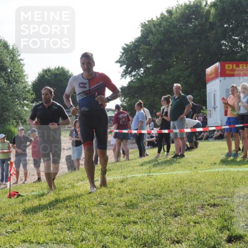 15.06.2025 - 27. Vierlanden-Triathlon KatJ http://msf.ph/oto/7981993 15.06.2025 08:48:00 Schwimmen 16, 34, 193 meine-sportfotos.de