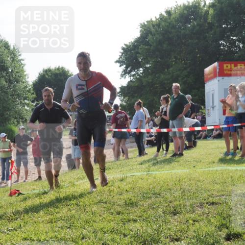 15.06.2025 - 27. Vierlanden-Triathlon KatJ http://msf.ph/oto/7981996 15.06.2025 08:48:00 Schwimmen 16, 34, 193 meine-sportfotos.de