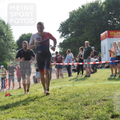 15.06.2025 - 27. Vierlanden-Triathlon KatJ http://msf.ph/oto/7982002 15.06.2025 08:48:00 Schwimmen 16, 34, 193 meine-sportfotos.de