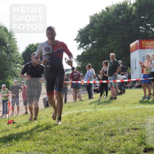 15.06.2025 - 27. Vierlanden-Triathlon KatJ http://msf.ph/oto/7982008 15.06.2025 08:48:00 Schwimmen 16, 34, 193 meine-sportfotos.de
