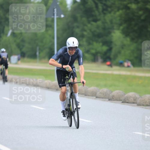 15.06.2025 - 27. Vierlanden-Triathlon H.Heesch http://msf.ph/oto/7982029 15.06.2025 10:50:59 Radfahren 80, 120, 171, 403, 448 meine-sportfotos.de