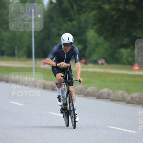 15.06.2025 - 27. Vierlanden-Triathlon H.Heesch http://msf.ph/oto/7982031 15.06.2025 10:50:59 Radfahren 80, 120, 171, 403, 448 meine-sportfotos.de