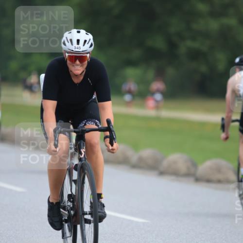 15.06.2025 - 27. Vierlanden-Triathlon H.Heesch http://msf.ph/oto/7982143 15.06.2025 10:51:52 Radfahren 23, 97, 545, 623 meine-sportfotos.de