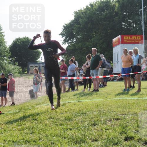 15.06.2025 - 27. Vierlanden-Triathlon KatJ http://msf.ph/oto/7982228 15.06.2025 08:48:23 Schwimmen 70 meine-sportfotos.de