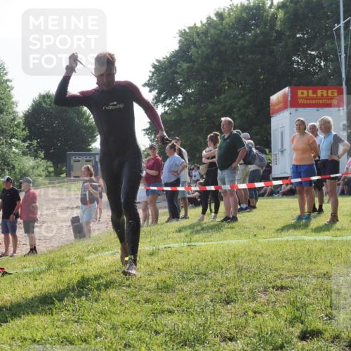 15.06.2025 - 27. Vierlanden-Triathlon KatJ http://msf.ph/oto/7982240 15.06.2025 08:48:23 Schwimmen 70 meine-sportfotos.de