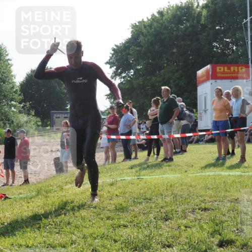 15.06.2025 - 27. Vierlanden-Triathlon KatJ http://msf.ph/oto/7982250 15.06.2025 08:48:23 Schwimmen 70 meine-sportfotos.de