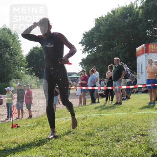 15.06.2025 - 27. Vierlanden-Triathlon KatJ http://msf.ph/oto/7982276 15.06.2025 08:48:24 Schwimmen 70 meine-sportfotos.de