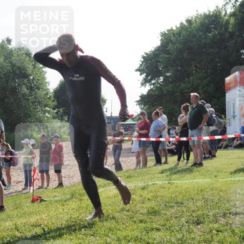 15.06.2025 - 27. Vierlanden-Triathlon KatJ http://msf.ph/oto/7982285 15.06.2025 08:48:24 Schwimmen 70 meine-sportfotos.de