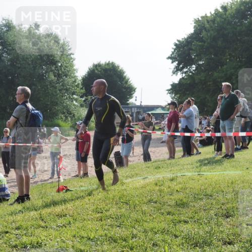 15.06.2025 - 27. Vierlanden-Triathlon KatJ http://msf.ph/oto/7982322 15.06.2025 08:48:40 Schwimmen 123 meine-sportfotos.de