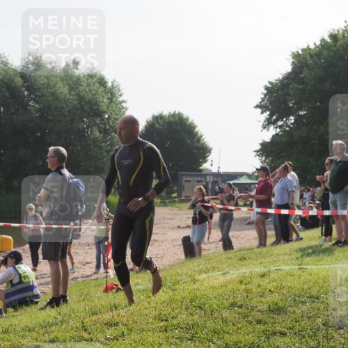 15.06.2025 - 27. Vierlanden-Triathlon KatJ http://msf.ph/oto/7982338 15.06.2025 08:48:41 Schwimmen 123 meine-sportfotos.de