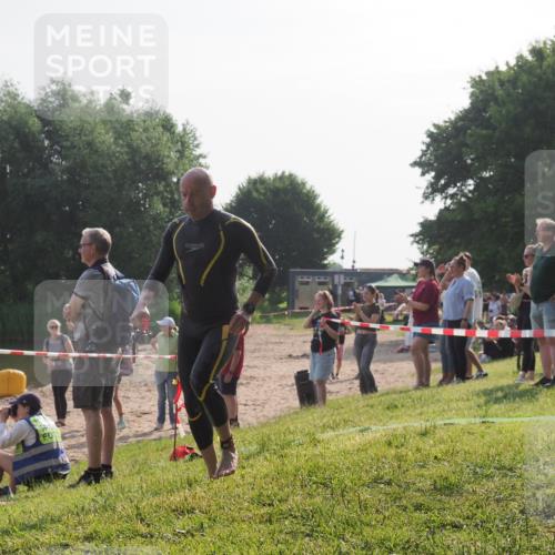 15.06.2025 - 27. Vierlanden-Triathlon KatJ http://msf.ph/oto/7982347 15.06.2025 08:48:41 Schwimmen 123 meine-sportfotos.de