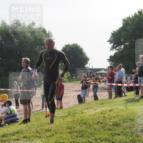 15.06.2025 - 27. Vierlanden-Triathlon KatJ http://msf.ph/oto/7982353 15.06.2025 08:48:41 Schwimmen 123 meine-sportfotos.de