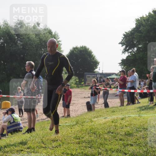 15.06.2025 - 27. Vierlanden-Triathlon KatJ http://msf.ph/oto/7982363 15.06.2025 08:48:41 Schwimmen 123 meine-sportfotos.de