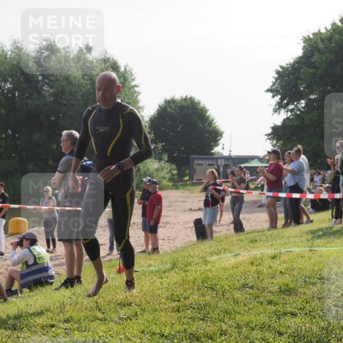 15.06.2025 - 27. Vierlanden-Triathlon KatJ http://msf.ph/oto/7982372 15.06.2025 08:48:41 Schwimmen 123 meine-sportfotos.de