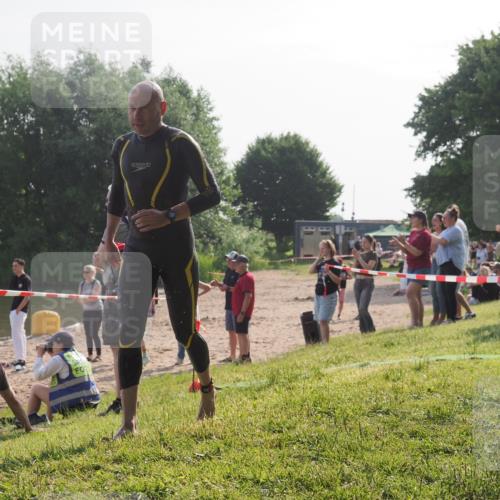 15.06.2025 - 27. Vierlanden-Triathlon KatJ http://msf.ph/oto/7982377 15.06.2025 08:48:41 Schwimmen 123 meine-sportfotos.de