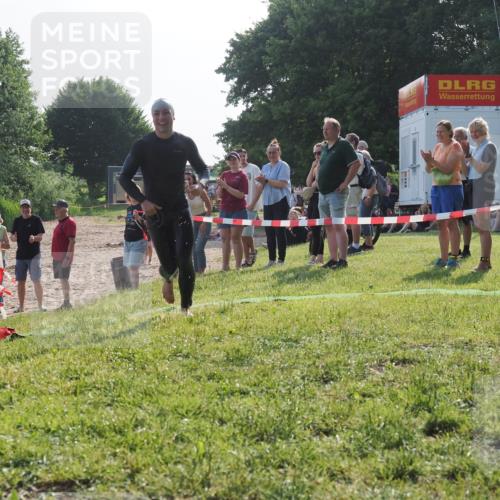 15.06.2025 - 27. Vierlanden-Triathlon KatJ http://msf.ph/oto/7982438 15.06.2025 08:48:50 Schwimmen 19, 144 meine-sportfotos.de