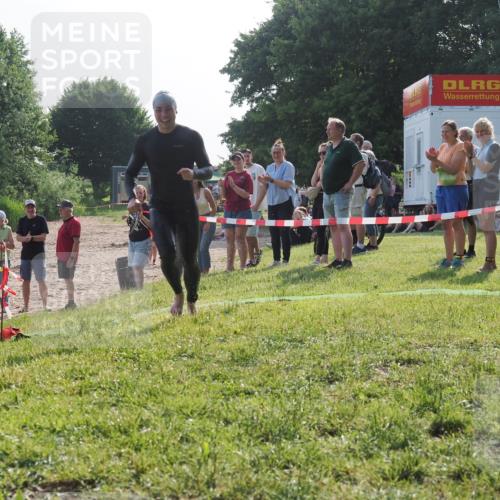 15.06.2025 - 27. Vierlanden-Triathlon KatJ http://msf.ph/oto/7982445 15.06.2025 08:48:50 Schwimmen 19, 144 meine-sportfotos.de
