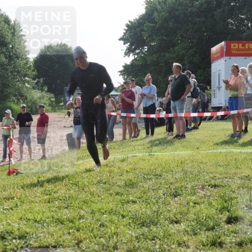 15.06.2025 - 27. Vierlanden-Triathlon KatJ http://msf.ph/oto/7982470 15.06.2025 08:48:50 Schwimmen 19, 144 meine-sportfotos.de