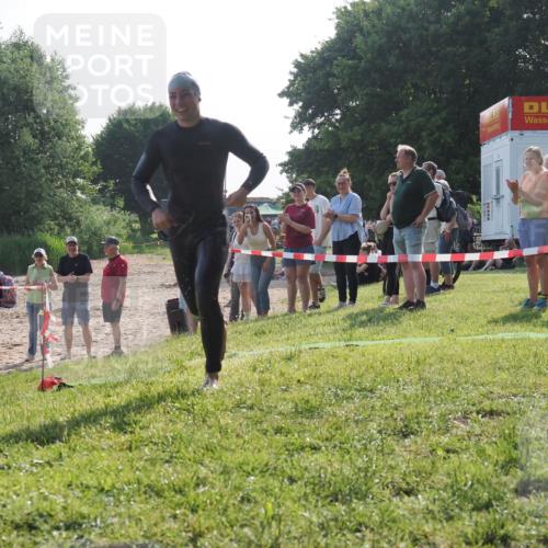 15.06.2025 - 27. Vierlanden-Triathlon KatJ http://msf.ph/oto/7982482 15.06.2025 08:48:50 Schwimmen 19, 144 meine-sportfotos.de