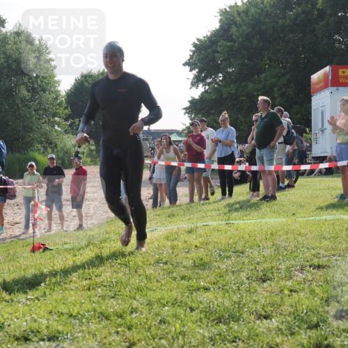 15.06.2025 - 27. Vierlanden-Triathlon KatJ http://msf.ph/oto/7982489 15.06.2025 08:48:50 Schwimmen 19, 144 meine-sportfotos.de