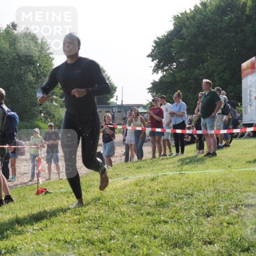 15.06.2025 - 27. Vierlanden-Triathlon KatJ http://msf.ph/oto/7982506 15.06.2025 08:48:51 Schwimmen 19, 144 meine-sportfotos.de