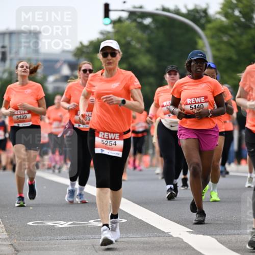 15.06.2025 - REWE Women's Run Dr. Thomas Lammeyer http://msf.ph/oto/7982622 15.06.2025 10:46:19 Laufen 5439, 5254, 5440 meine-sportfotos.de