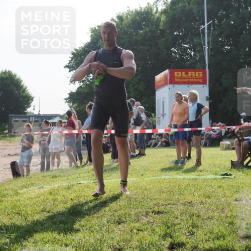 15.06.2025 - 27. Vierlanden-Triathlon KatJ http://msf.ph/oto/7982716 15.06.2025 08:49:00 Schwimmen 115, 144 meine-sportfotos.de