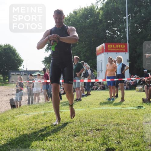 15.06.2025 - 27. Vierlanden-Triathlon KatJ http://msf.ph/oto/7982736 15.06.2025 08:49:01 Schwimmen 115, 144 meine-sportfotos.de